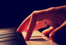 九游体育：好久不见！郭艾伦与丁彦雨航一同现身广州男篮主场观战.